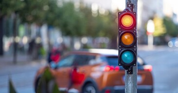 Dừng đèn đỏ mua vé số ủng hộ, cô gái bất ngờ trúng hơn 16 tỷ đồng